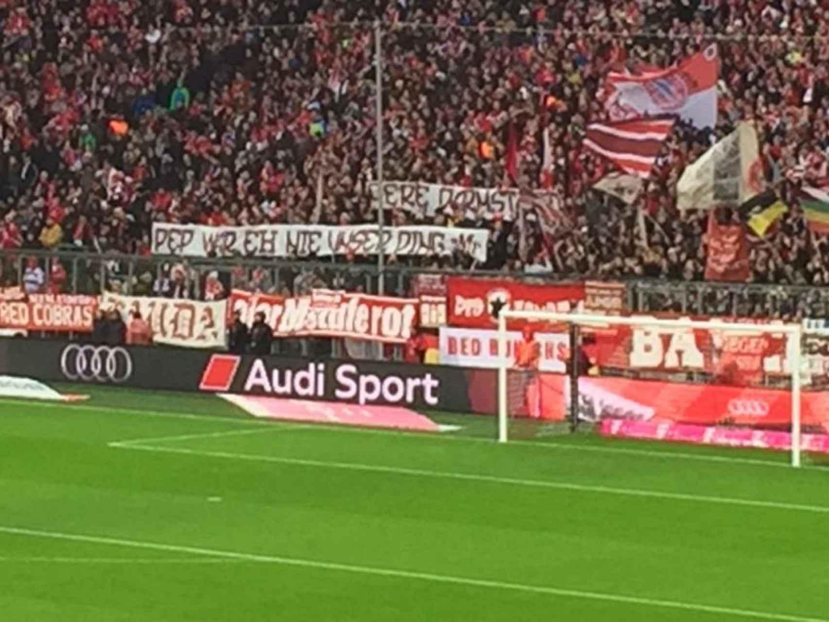Los aficionados del Bayern sacan una pancarta contra Guardiola.