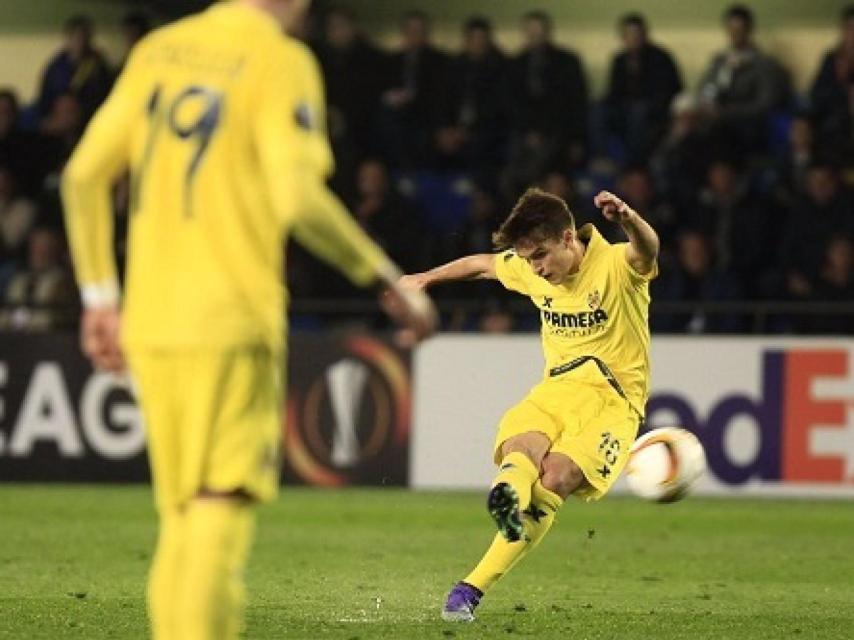 Denis Suárez golpea la pelota contra el Nápoles.