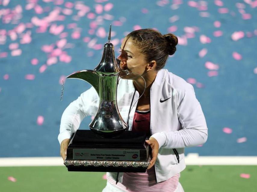 Errani, con el trofeo tras ganar el torneo de Dubái.