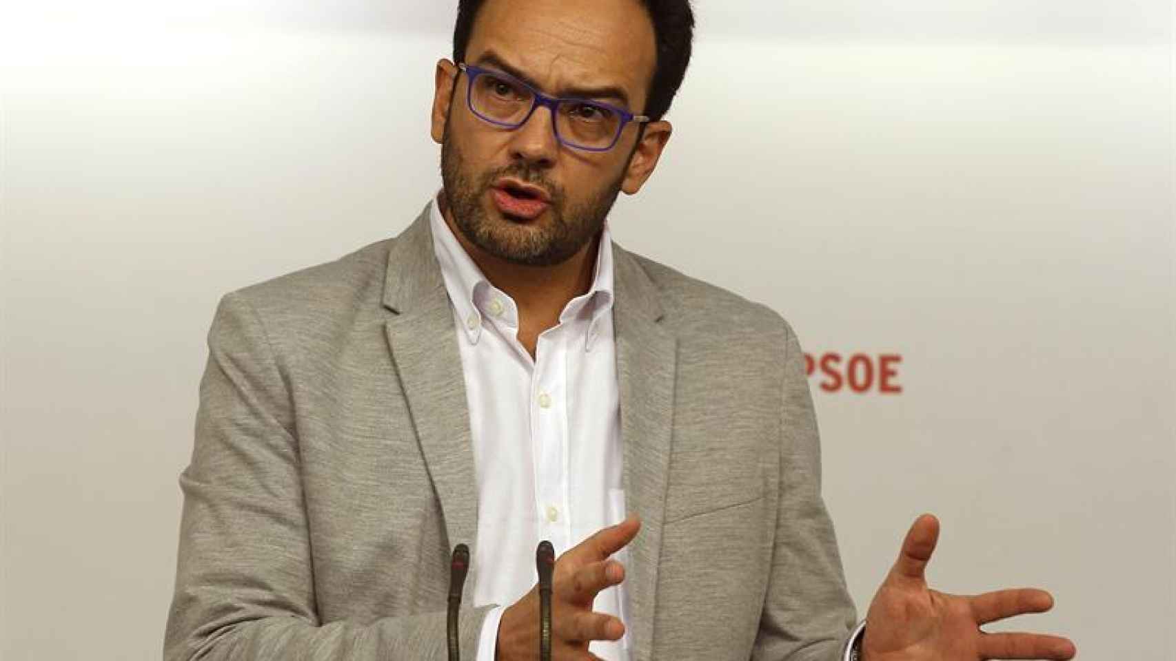 El portavoz del PSOE en el Congreso, Antonio Hernando, durante la rueda de prensa.