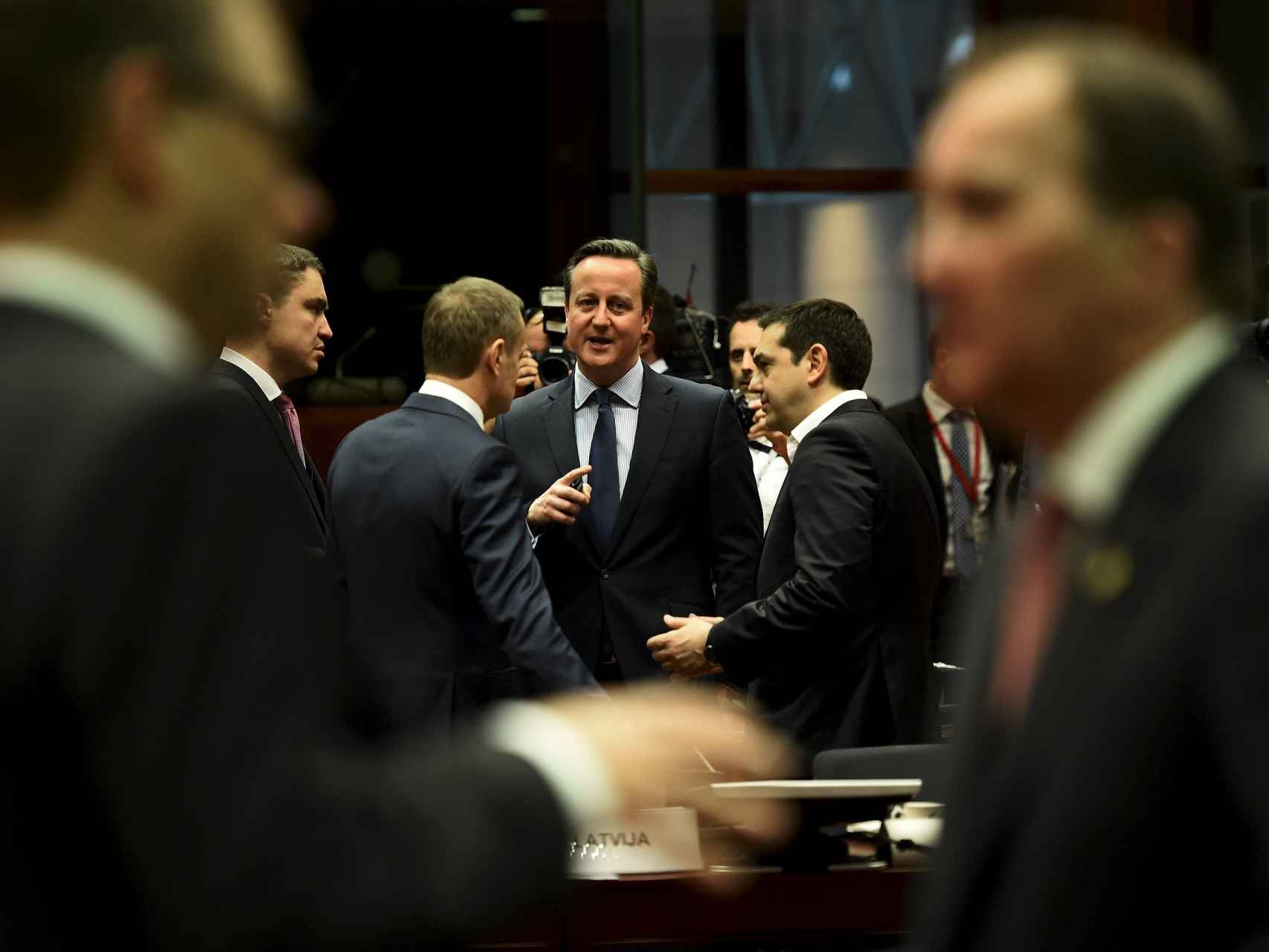 Cameron conversa con sus socios durante la cumbre sobre el 'Brexit'