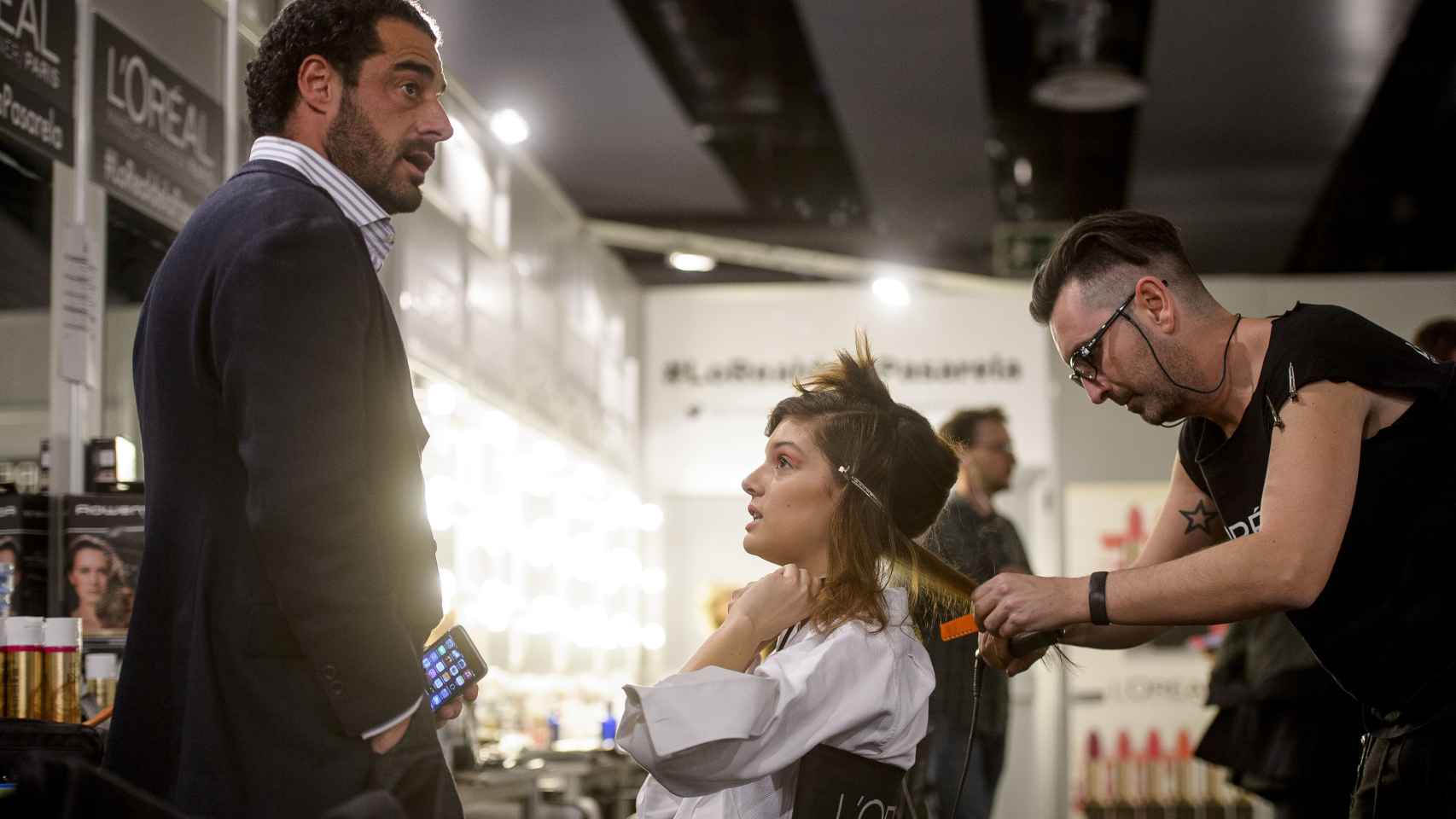 Vicente Cebrián charla animadamente con la modelo Marta Ortiz en el backstage