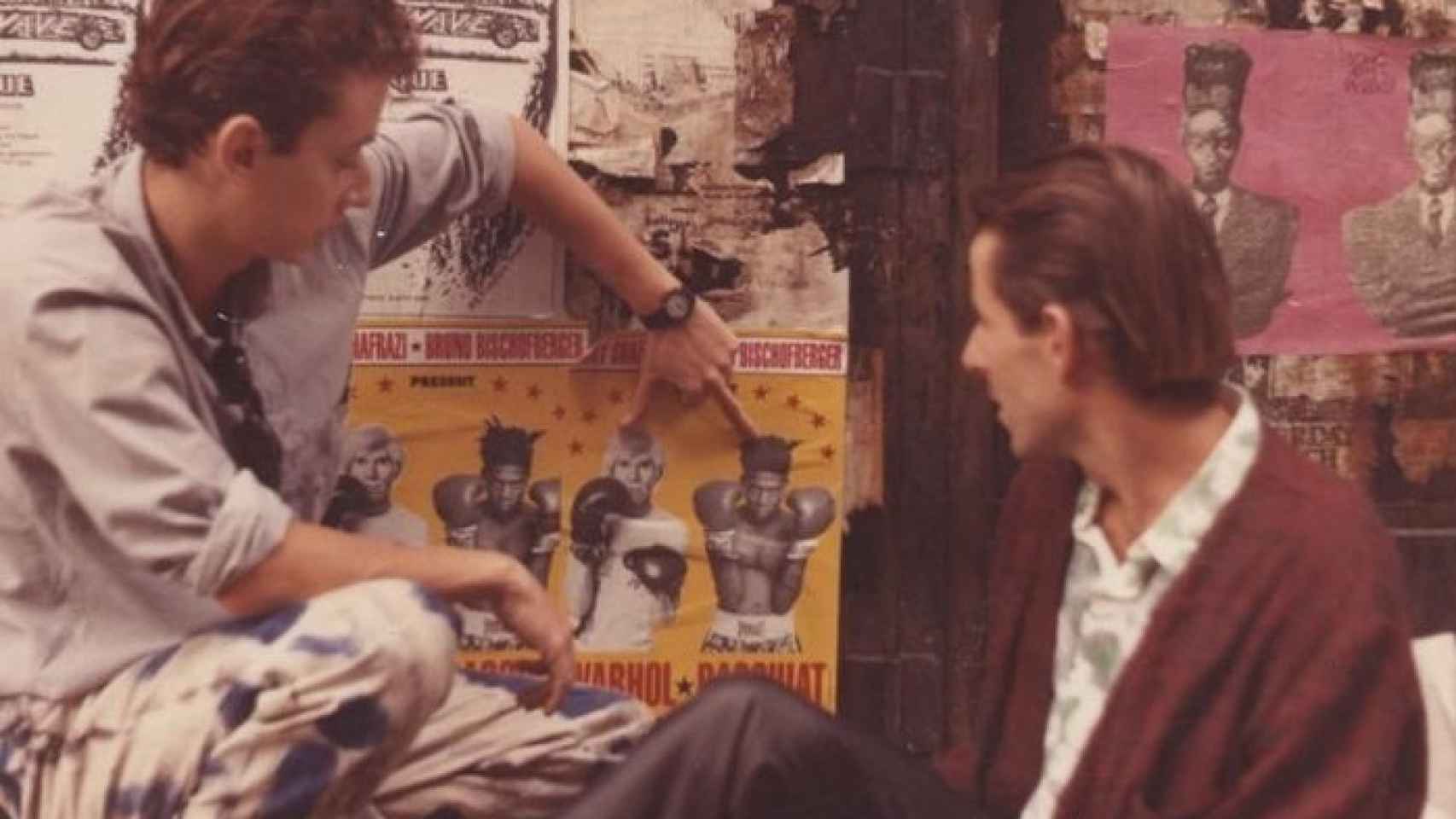 José Luis Pérez Navarro y Carlos Matallana, con un cartel de Warhol y Basquiat.