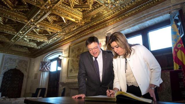 Díaz firma en el libro de honor de la Generalitat valenciana donde ha sido recibida por el president, Ximo Puig