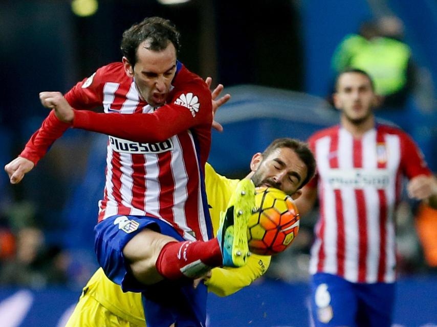 Godín despeja la pelota.