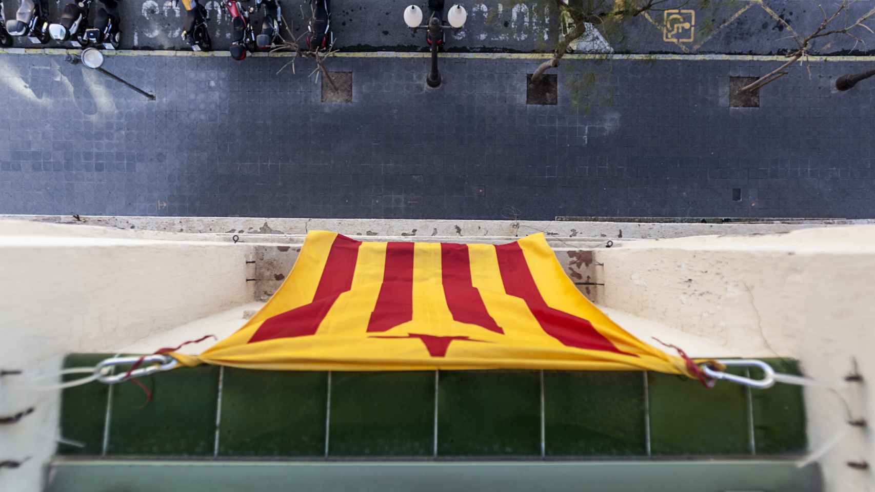 La estelada en el balcón del despacho de la CUP en la diputación de Tarragona.