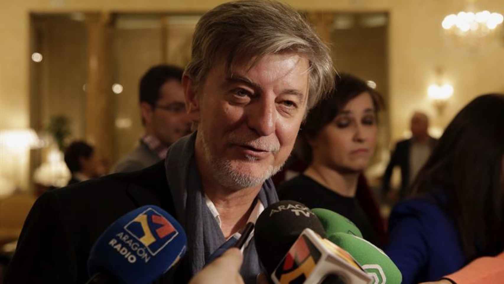 El alcalde de Zaragoza, Pedro Santisteve, atiende a los medios.