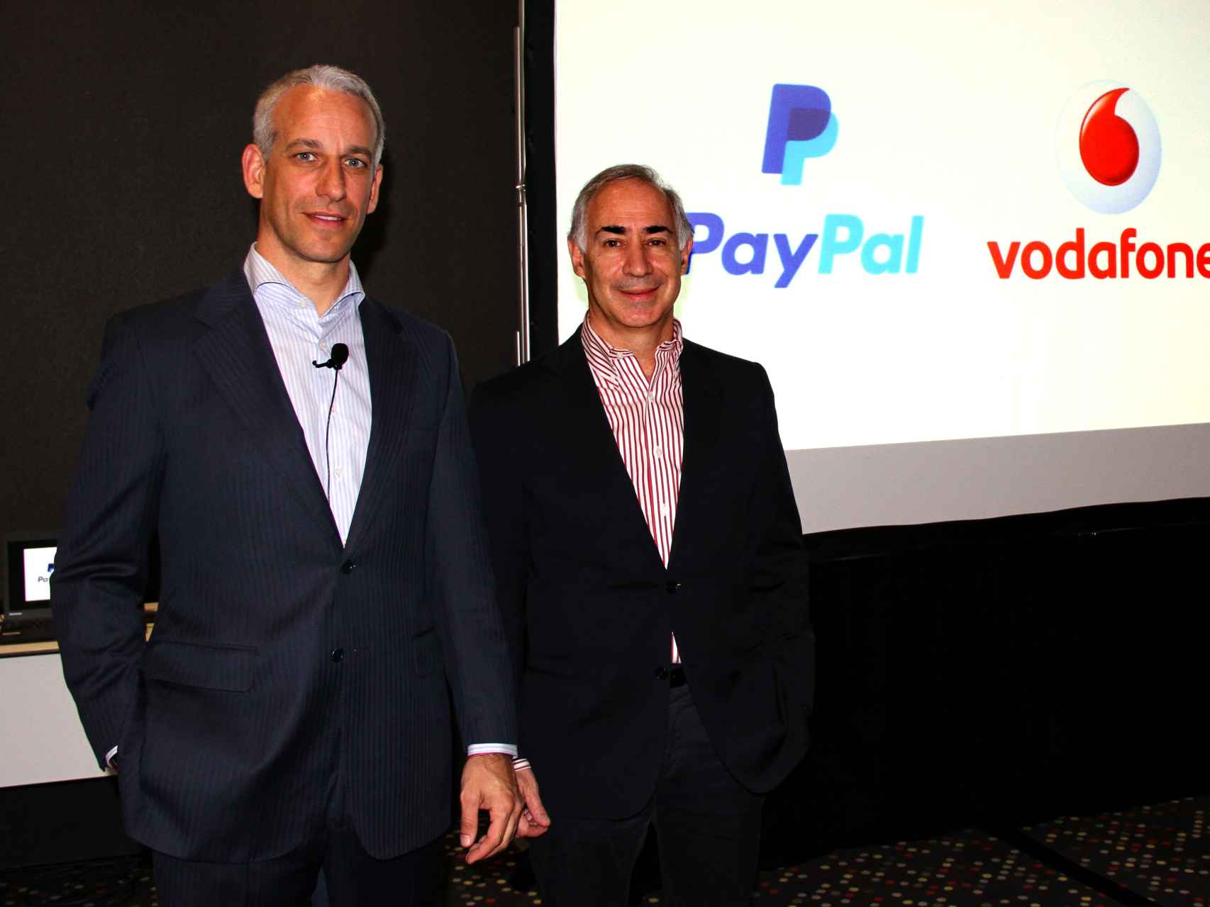 El CEO de Vodafone España, Antonio Coimbra, junto al director de Paypal Iberia, Raimundo Sala.