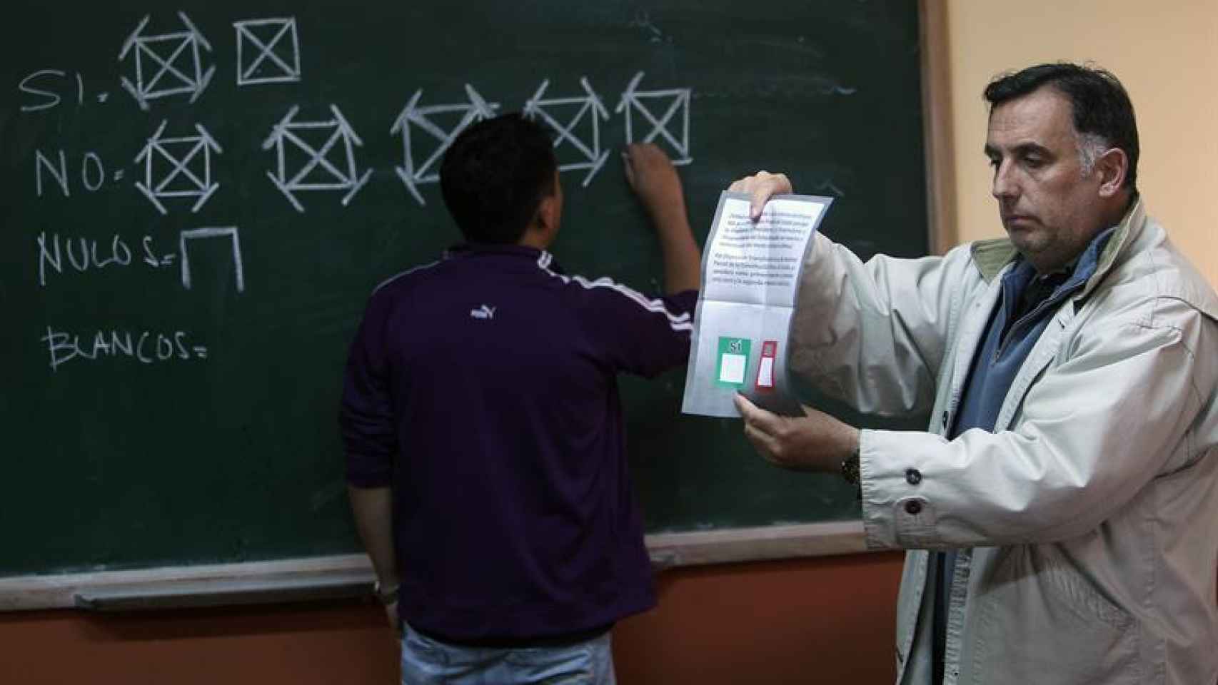 Jurados electorales comienzan el recuento de votos al cerrar las mesas  en La Paz.