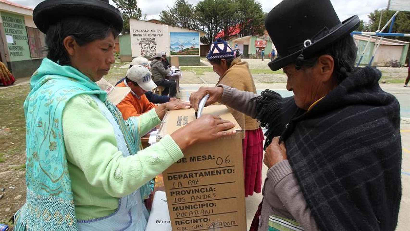 Una boliviana vota en la localidad de Patamanta en el referéndum del 21 de febrero.