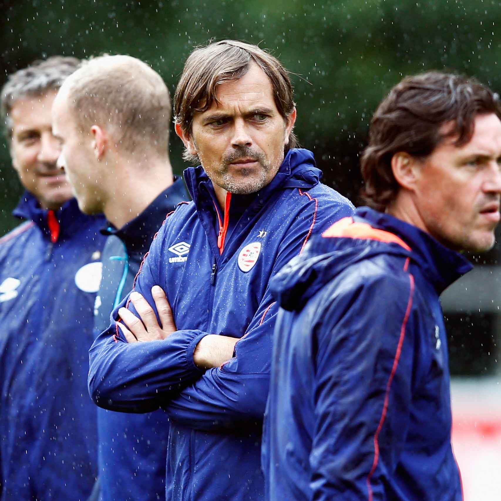 Cocu dirige un entrenamiento del PSV.