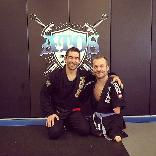 Kyle Maynard con su instructor de artes marciales.