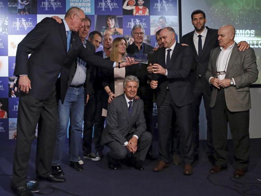 Entrega del premio María de Villota al Real Madrid de baloncesto.