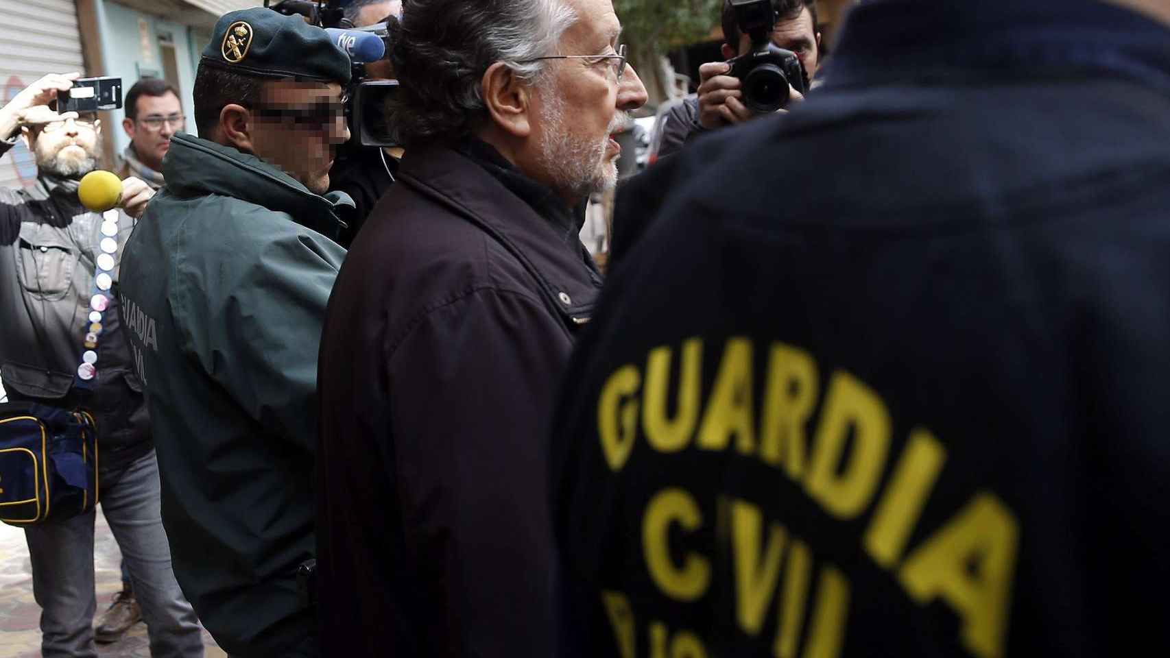 El exvicealcalde de Valencia Alfonso Grau tras el registro de su domicilio