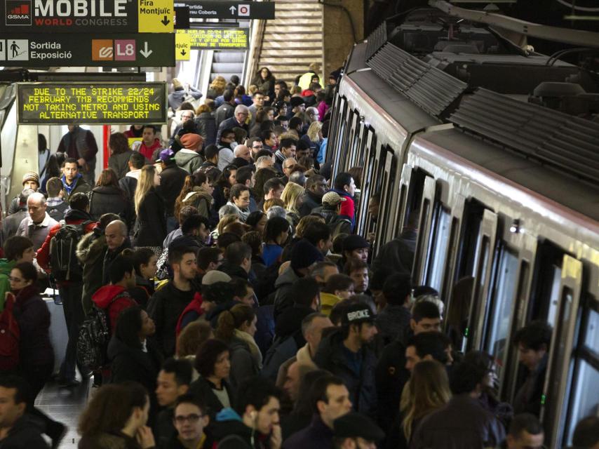 Colau se enfrenta a los sindicalistas y paraliza Barcelona en pleno congreso de móvil