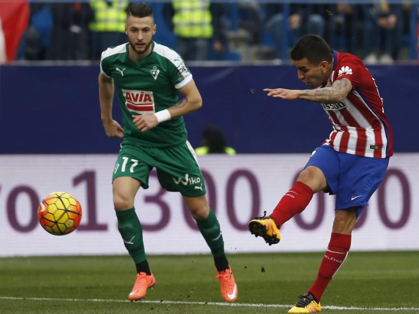 Correa dispara en el partido contra el Eibar.