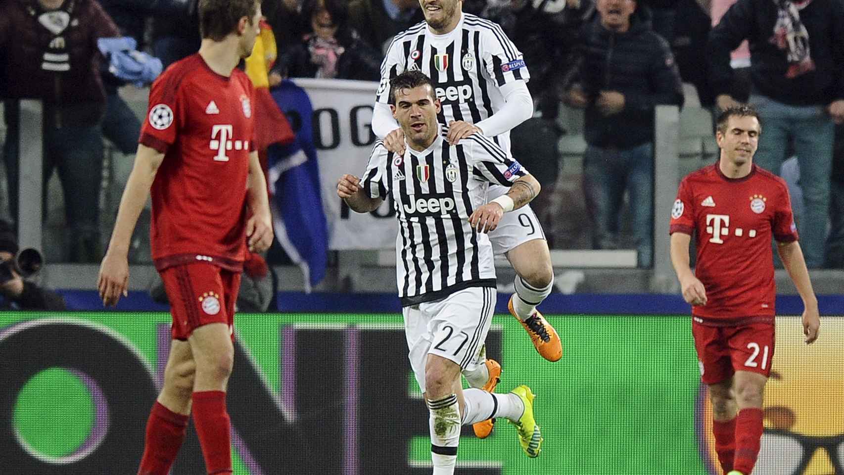 Morata celebra con Sturaro en empate en el Juventus Stadium.