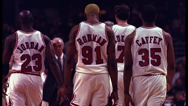 Jordan, Rodman, Kukoc y Caffey en un encuentron con Golden State en 1996.