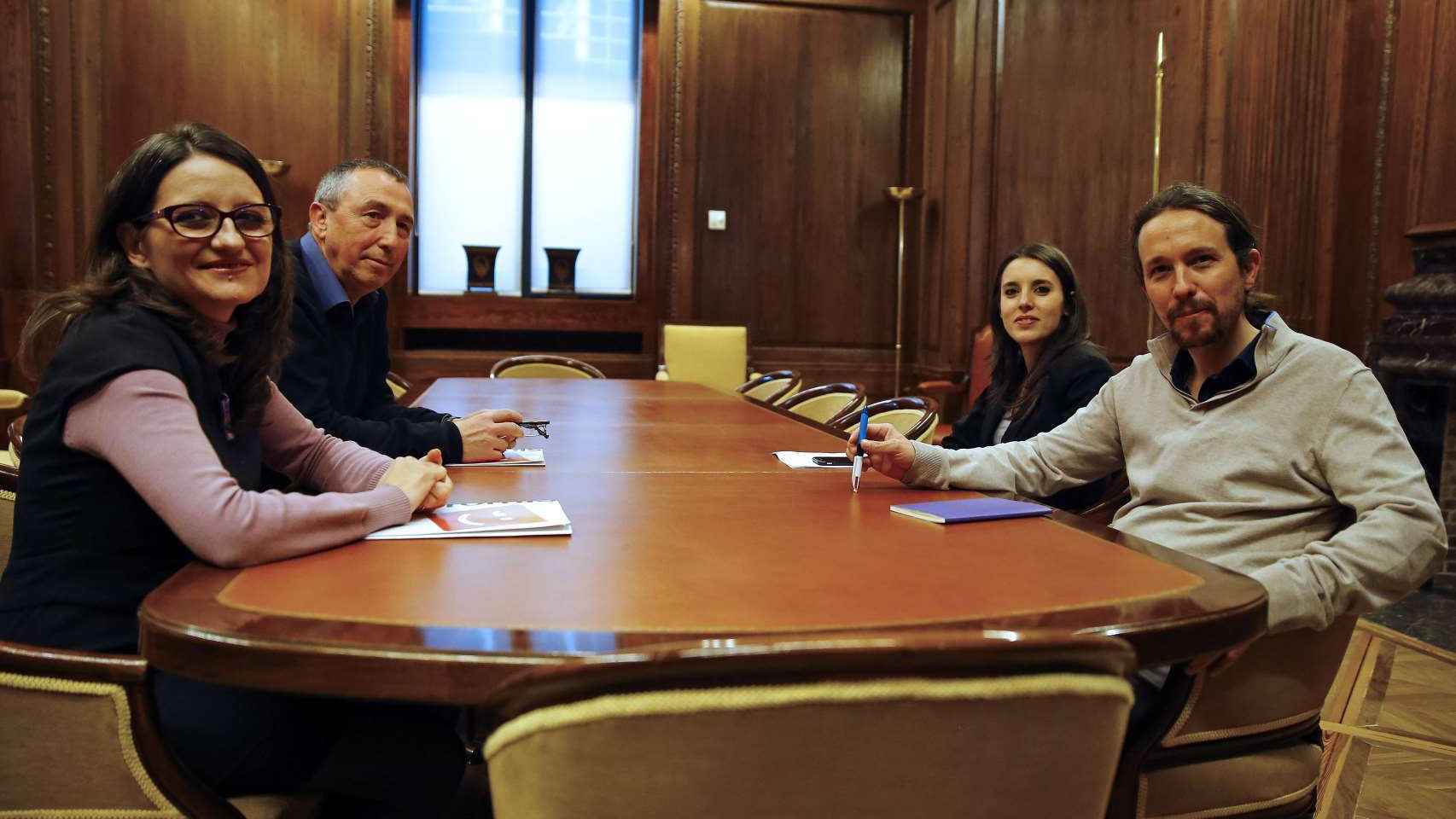 Pablo Iglesias, Irene Montero (d), durante la reunión con Mónica Oltra y Joan Baldoví.