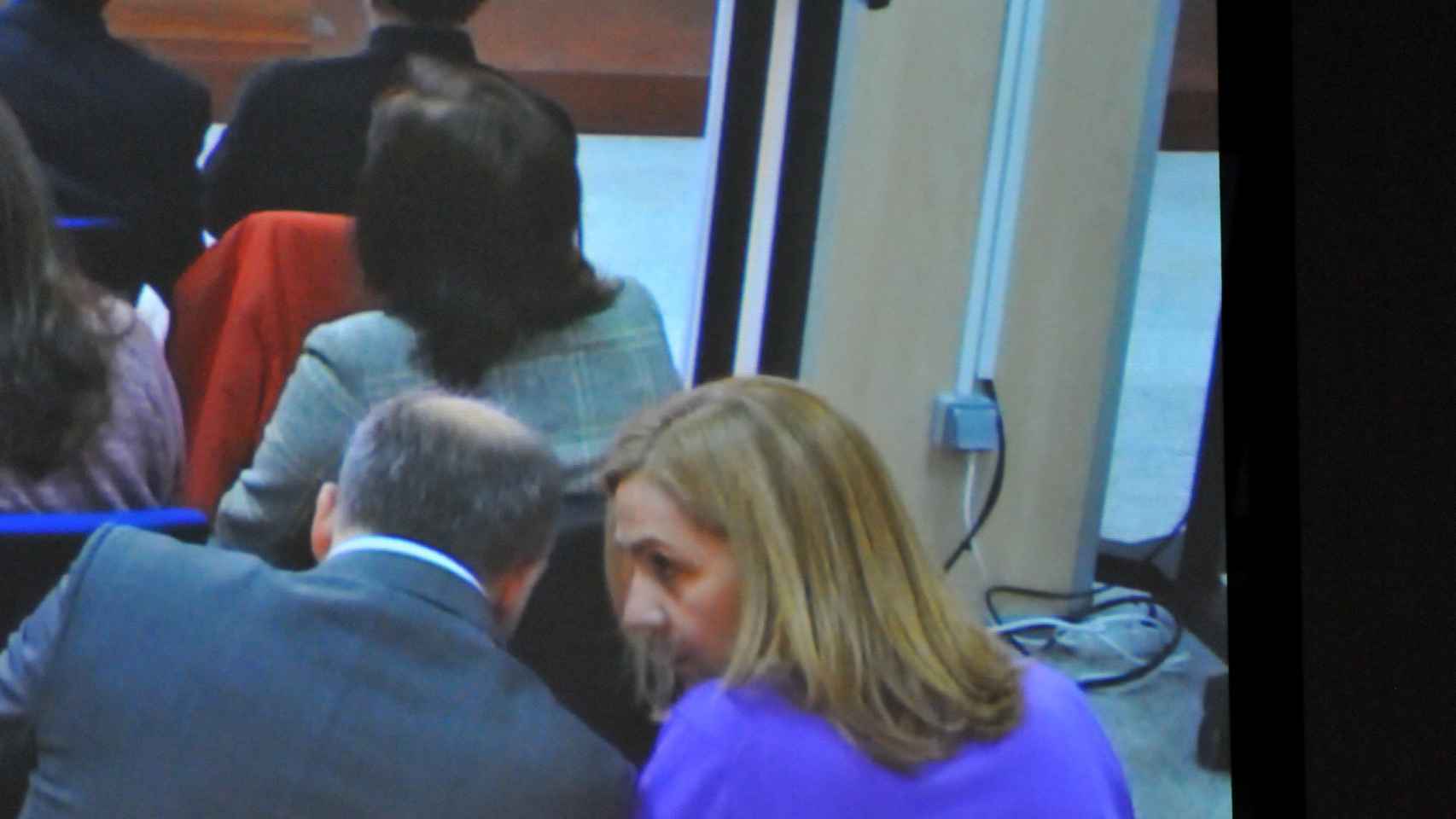 La infanta Cristina ha hablado varias veces con su compañero de banquillo durante la sesión del juicio