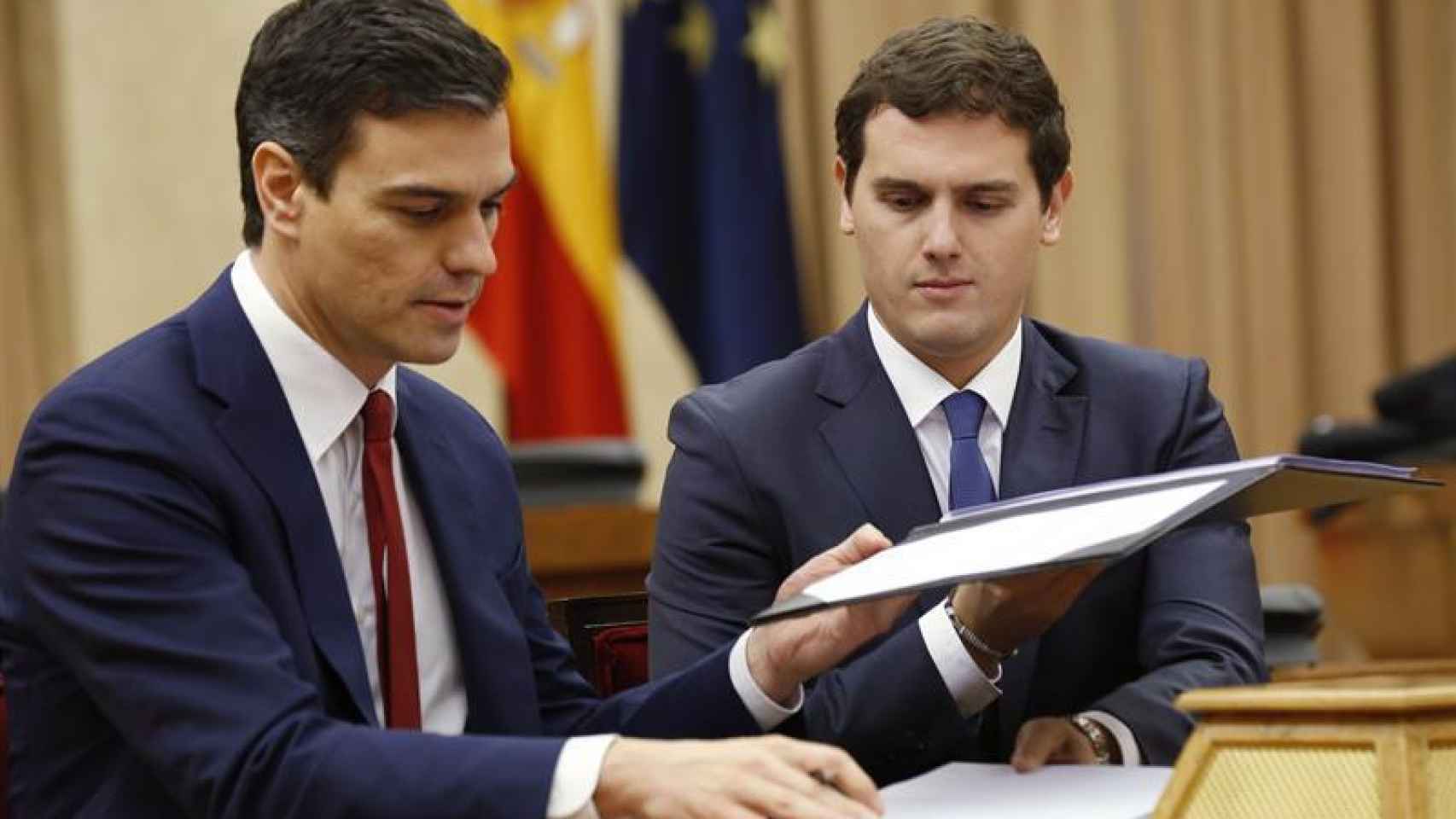 Pedro Sánchez y Albert Rivera durante la firma del acuerdo .