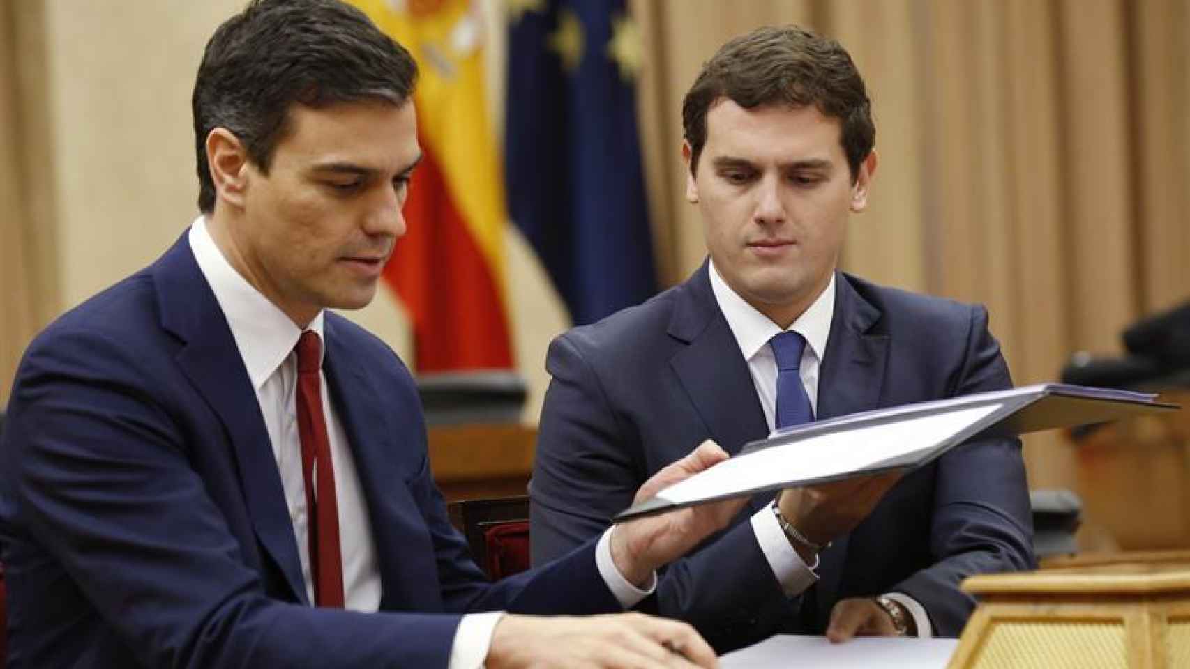 Pedro Sánchez y Albert Rivera durante la firma del acuerdo .