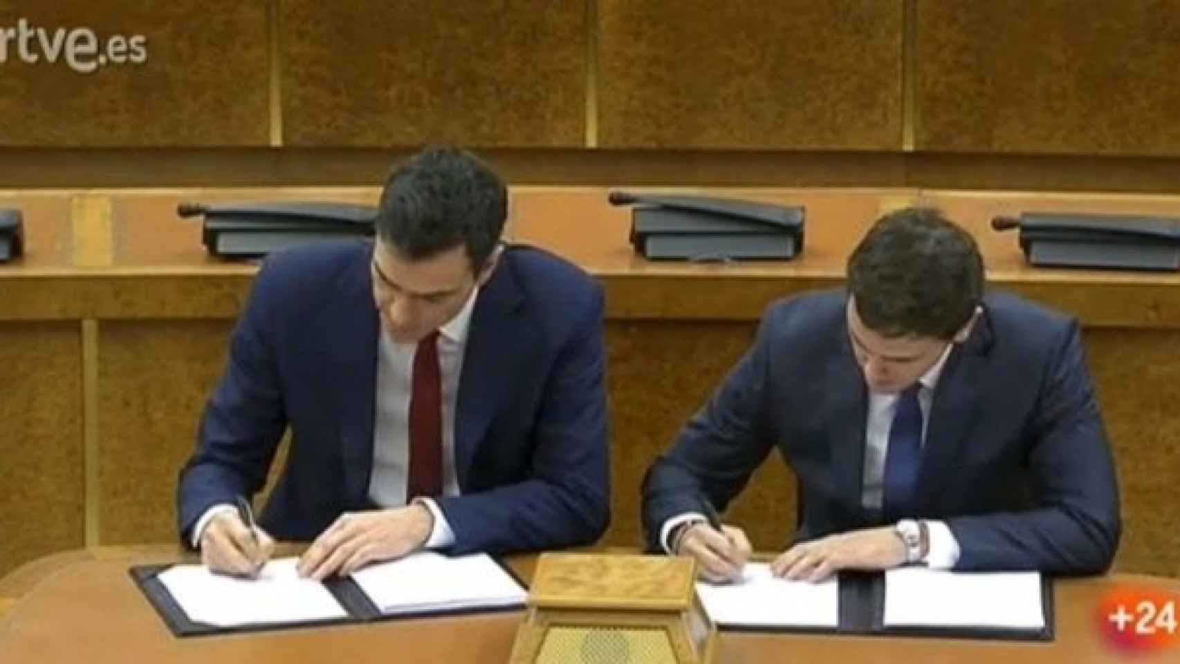 Sánchez y Rivera durante la firma del acuerdo