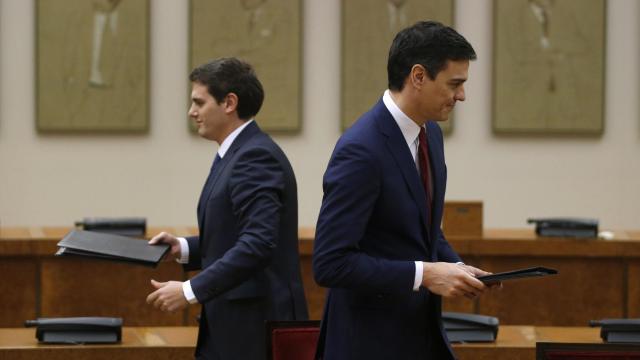 Sánchez y Rivera tras firmar su acuerdo en el Congreso.