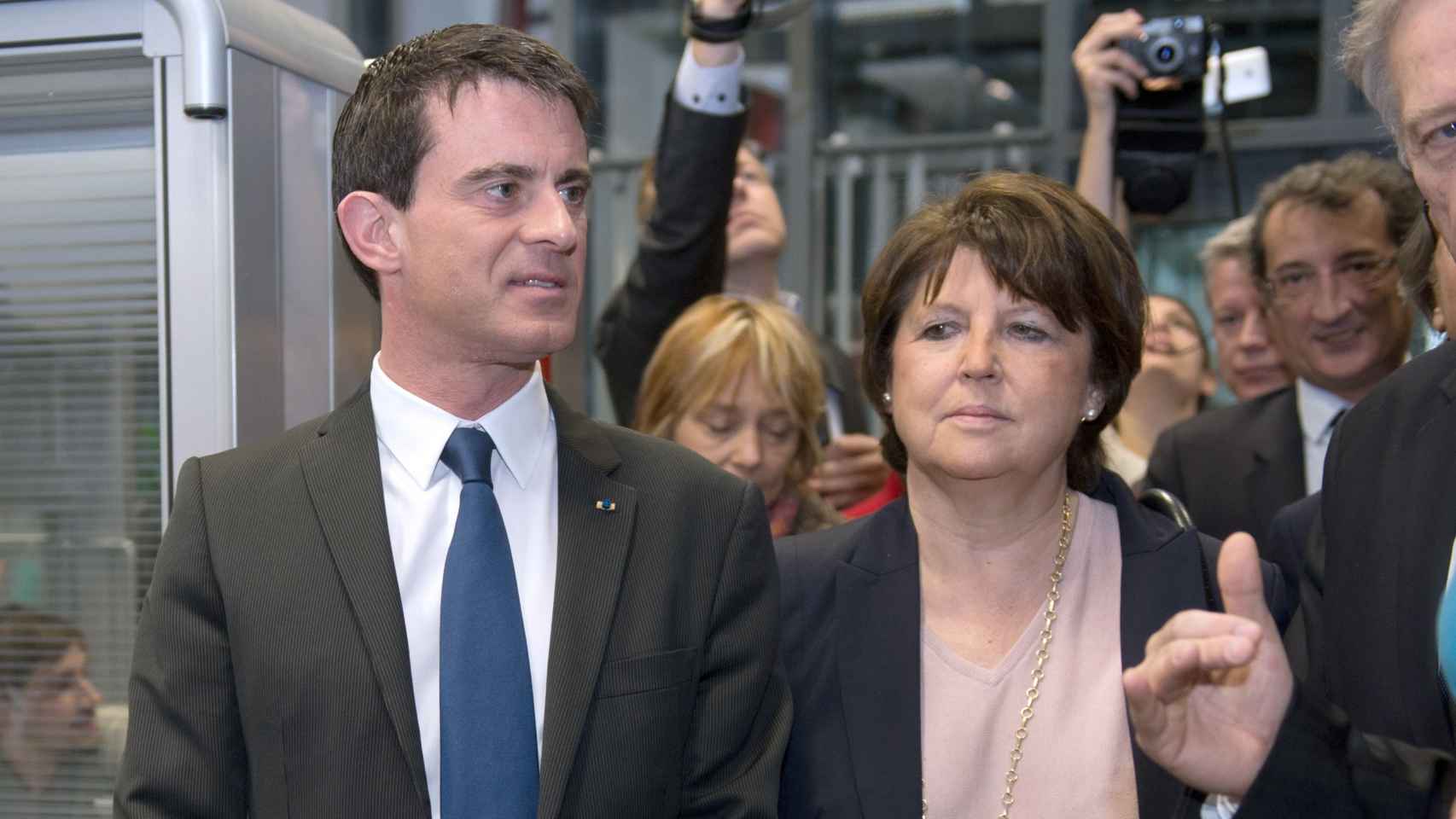 Manuel Valls y Martine Aubry visitan juntos un centro tecnológico de Lille.