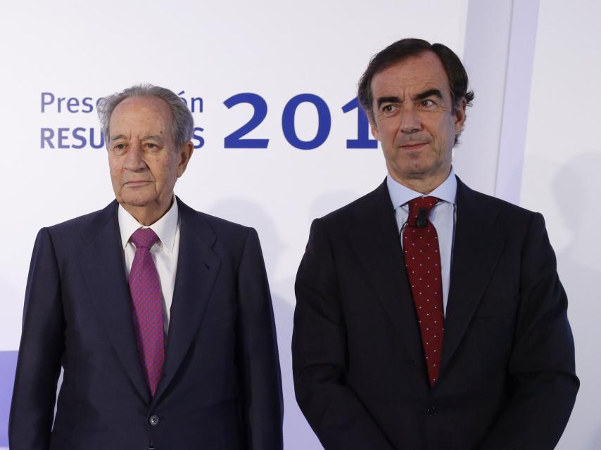 El presidente de OHL, Juan Miguel Villar-Mir (c); el vicepresidente, Juan Villar-Mir de Fuentes