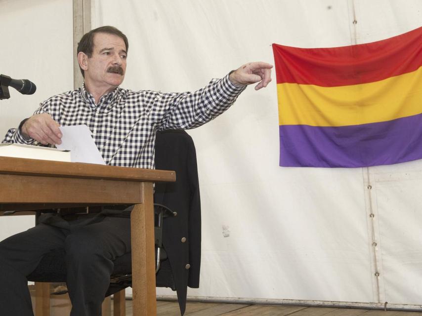 Gerardo Iglesias durante la presentación de su libro Por qué sobra la memoria en 2011.