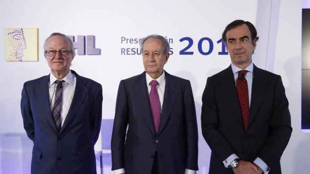De izquierda a derecha, el consejero delegado de OHL, Josep Piqué; el presidente de OHL, Juan Miguel Villar Mir; y el vicepresidente de la constructora, Juan Villar Mir de Fuentes.