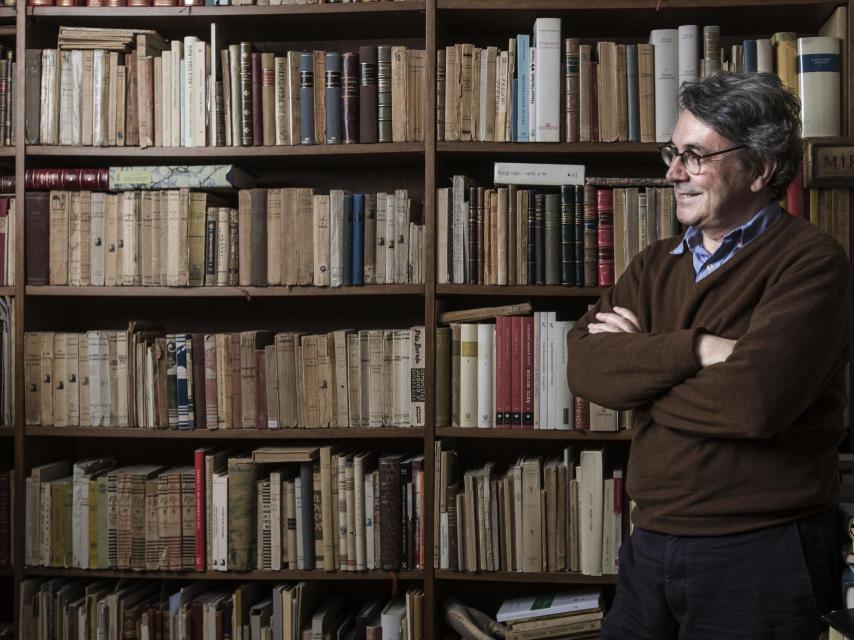 Andrés Trapiello junto a la biblioteca de su domicilio.