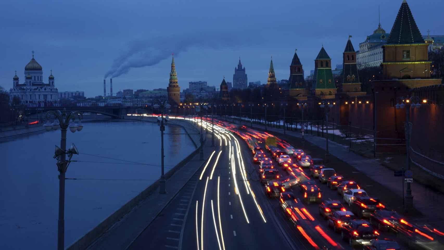 Vehículos circulan en Moscú/Maxim Zmeyev/Reuters
