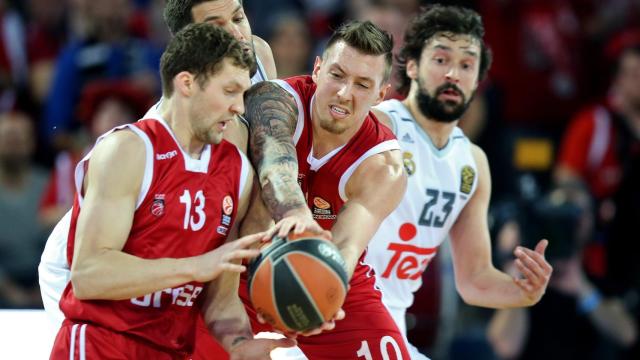 Reyes y Llull intentan arrebatar el balón a Strelnieks y Theis.