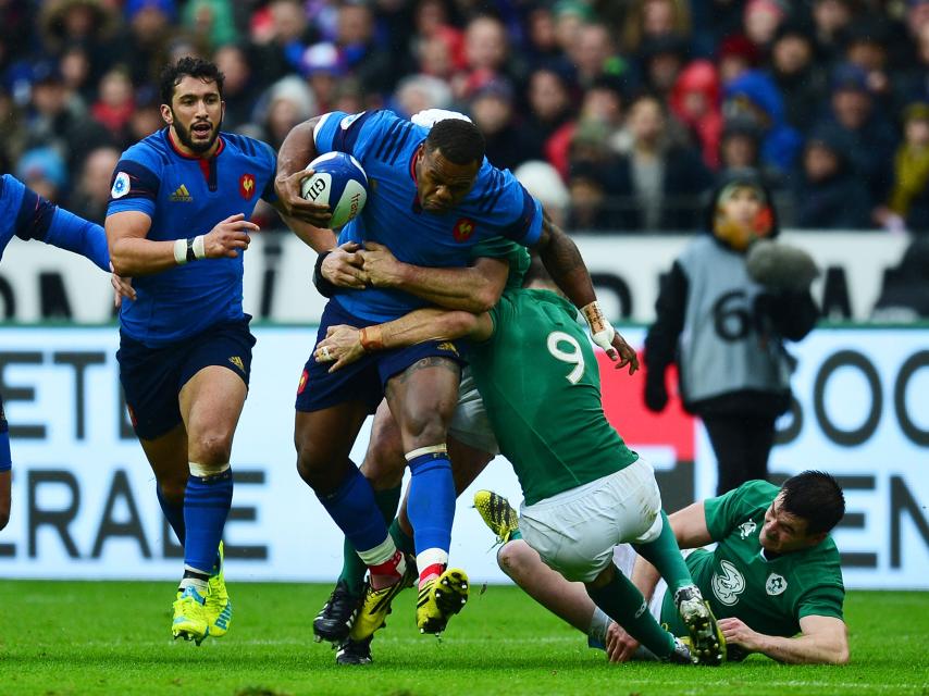 Virimi Vakatawa es detenido por los irlandeses Rory Best y Conor Murray.