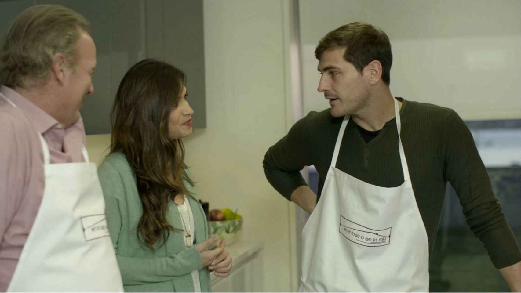 Bertín Osborne, Sara Carbonero e Iker Casillas, en la cocina.