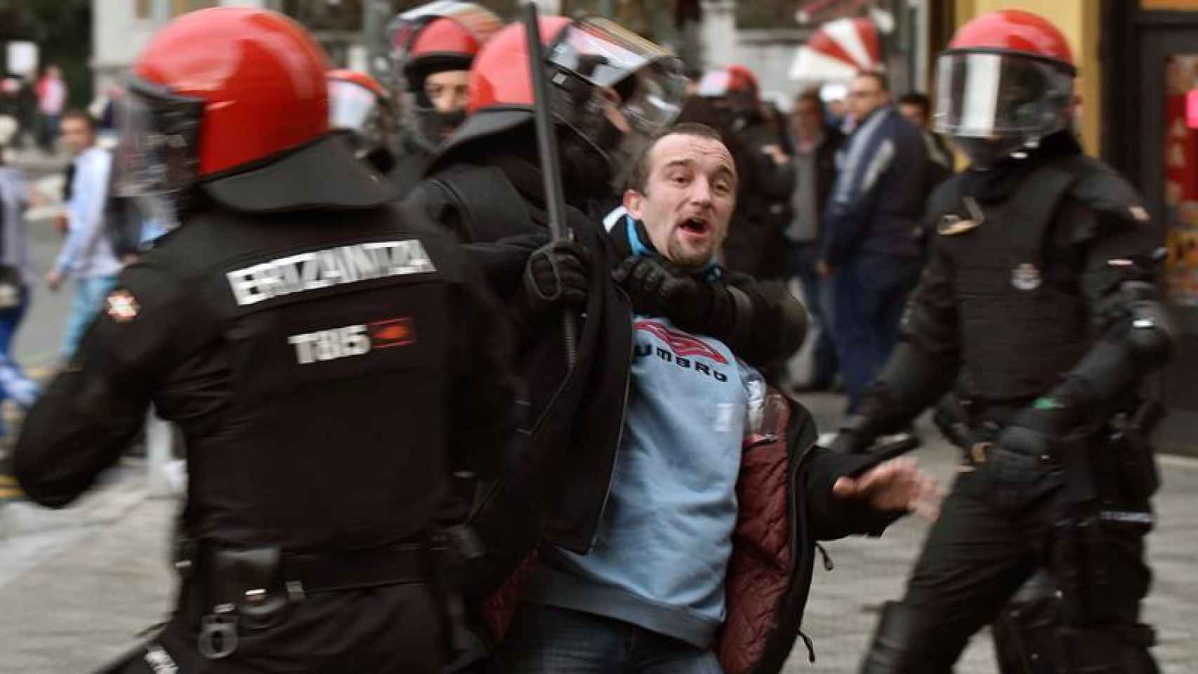 Enfrentamientos esta tarde en el centro de Bilbao entre hinchas del Olympique de Marsella y del Athletic de Bilbao.