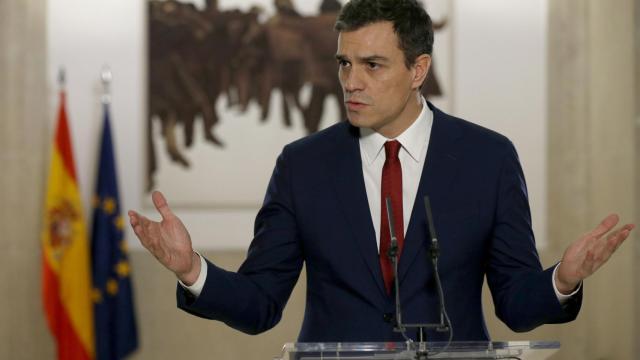 Sánchez, ante el cuadro de 'El abrazo', en la presentación del pacto con Ciudadanos