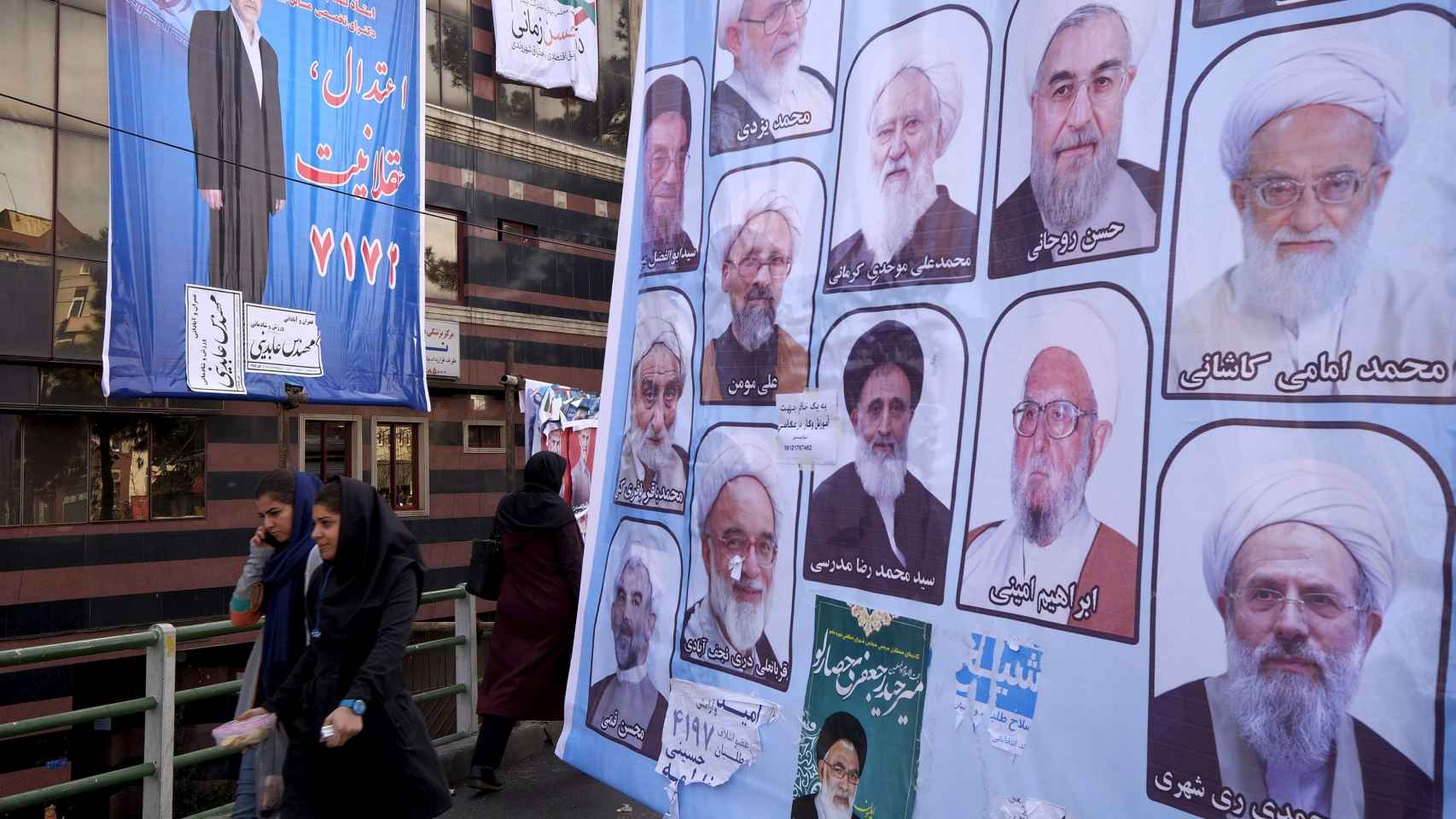 Iraníes pasean por el centro de Teherán antes de las elecciones.