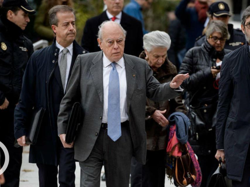 Jordi Pujol y Marta Ferrusola junto a sus abogados.