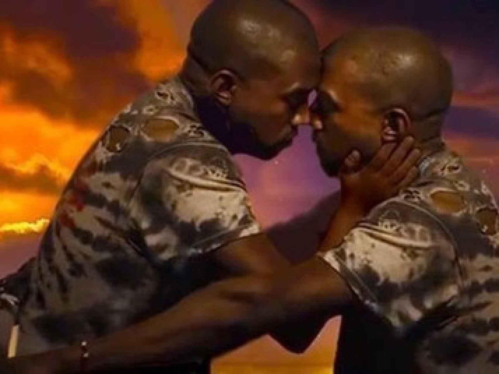 Kanye besando a Kanye