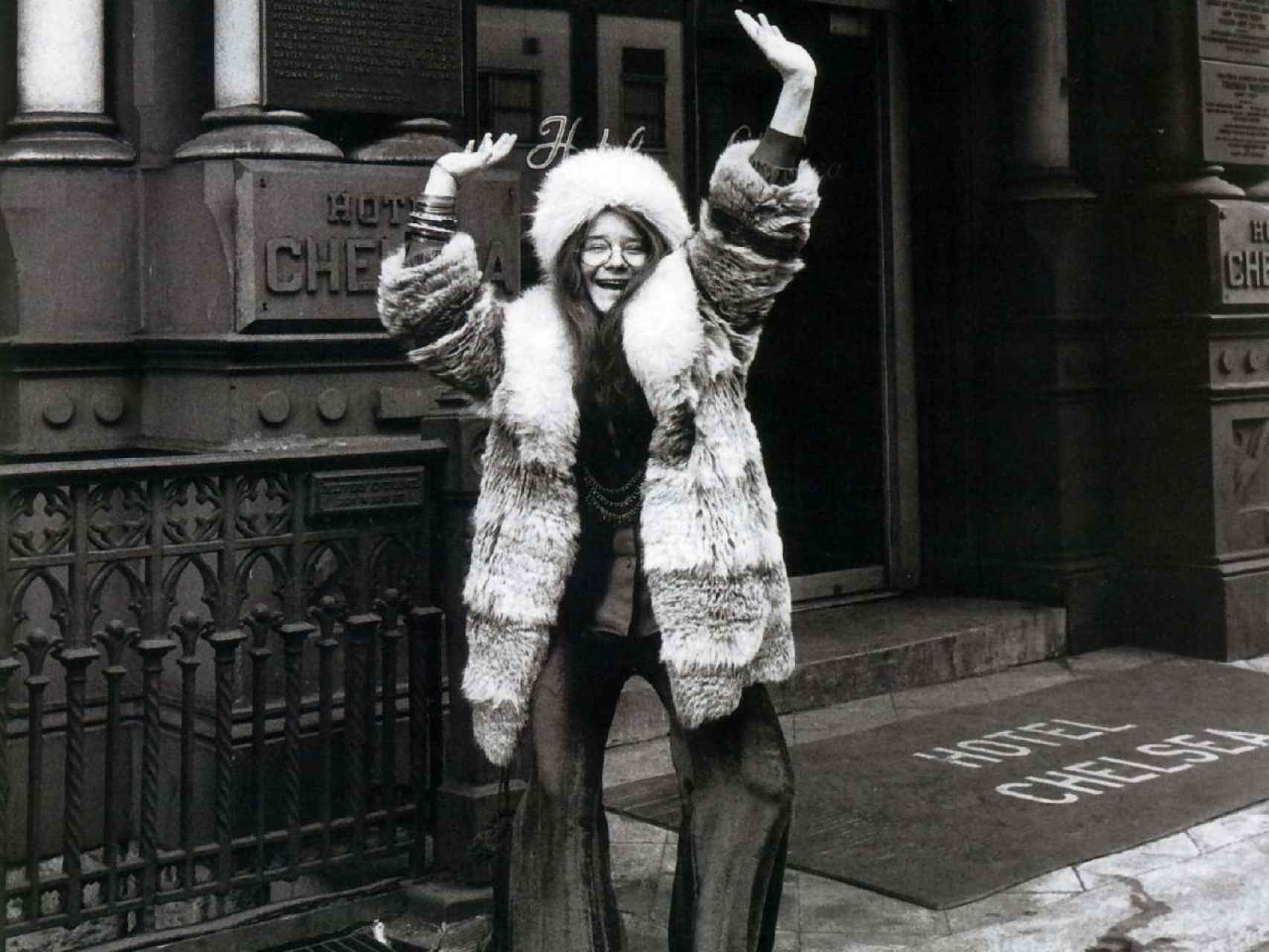 La cantante Janis Joplin saluda a las puertas del Hotel Chelsea