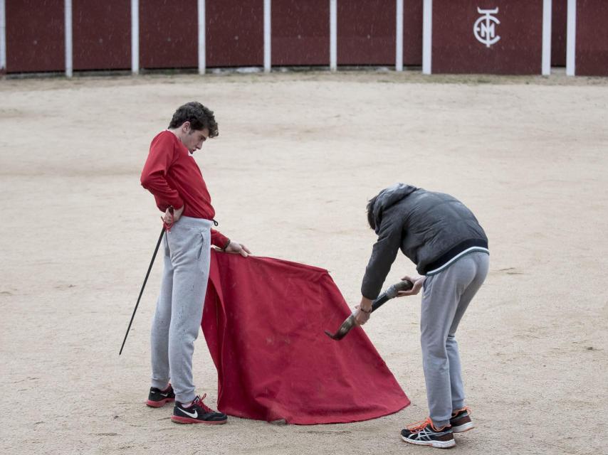 Rubén torea a uno de sus compañeros