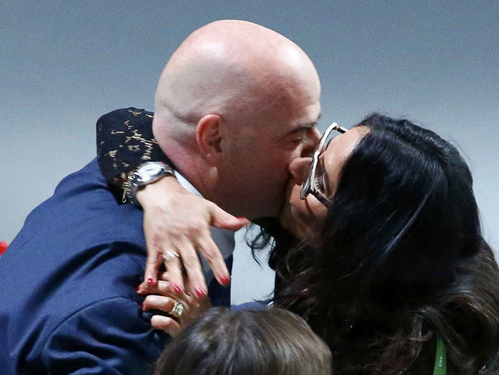 Gianni Infantino besa a su mujer.