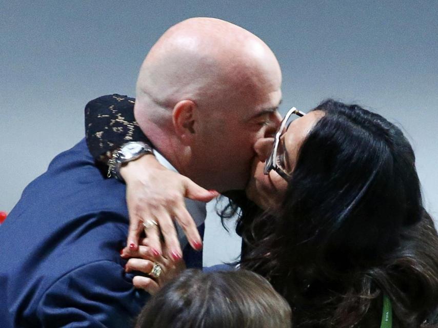 Gianni Infantino besa a su mujer.