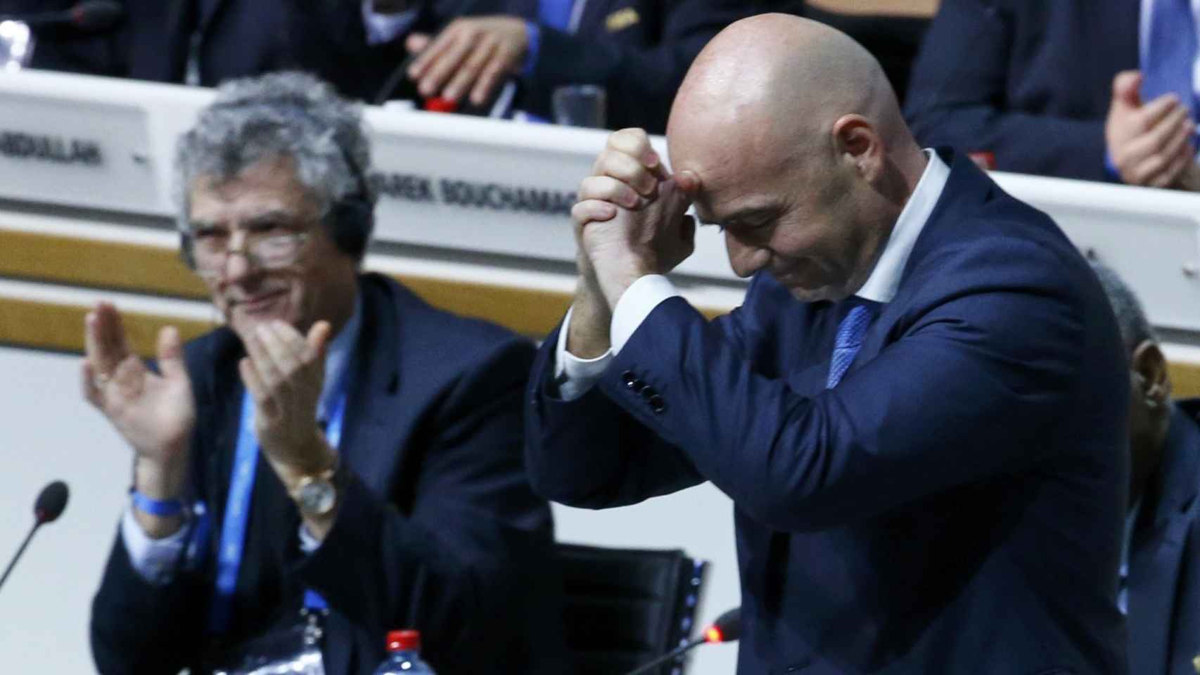 Gianni Infantino, junto a Villar, tras ser anunciado nuevo presidente de la FIFA.