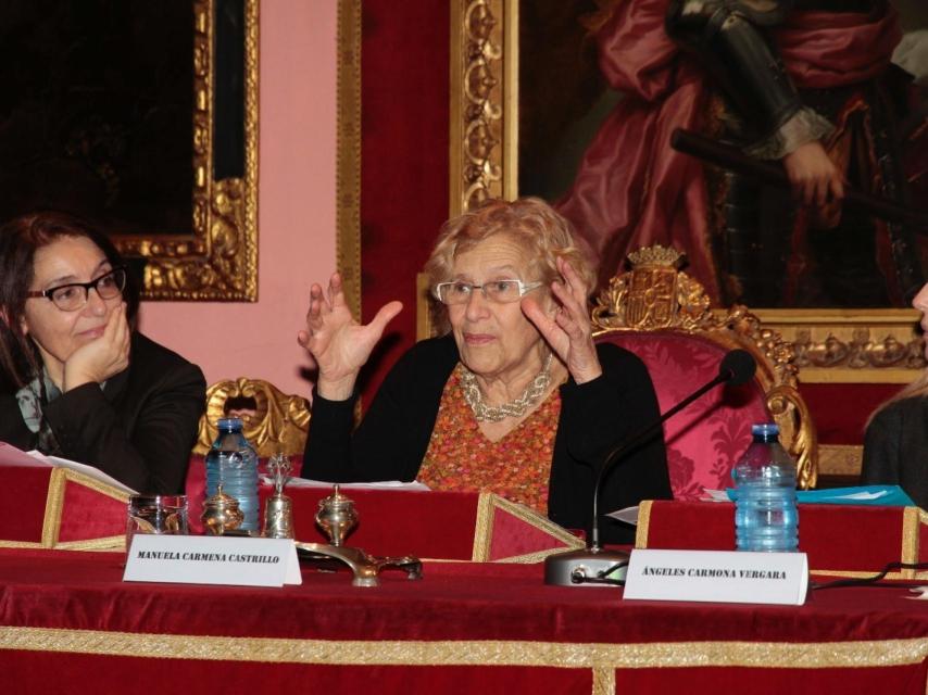 Carmena anima a luchar contra el estereotipo de la mujer dócil como un animal doméstico