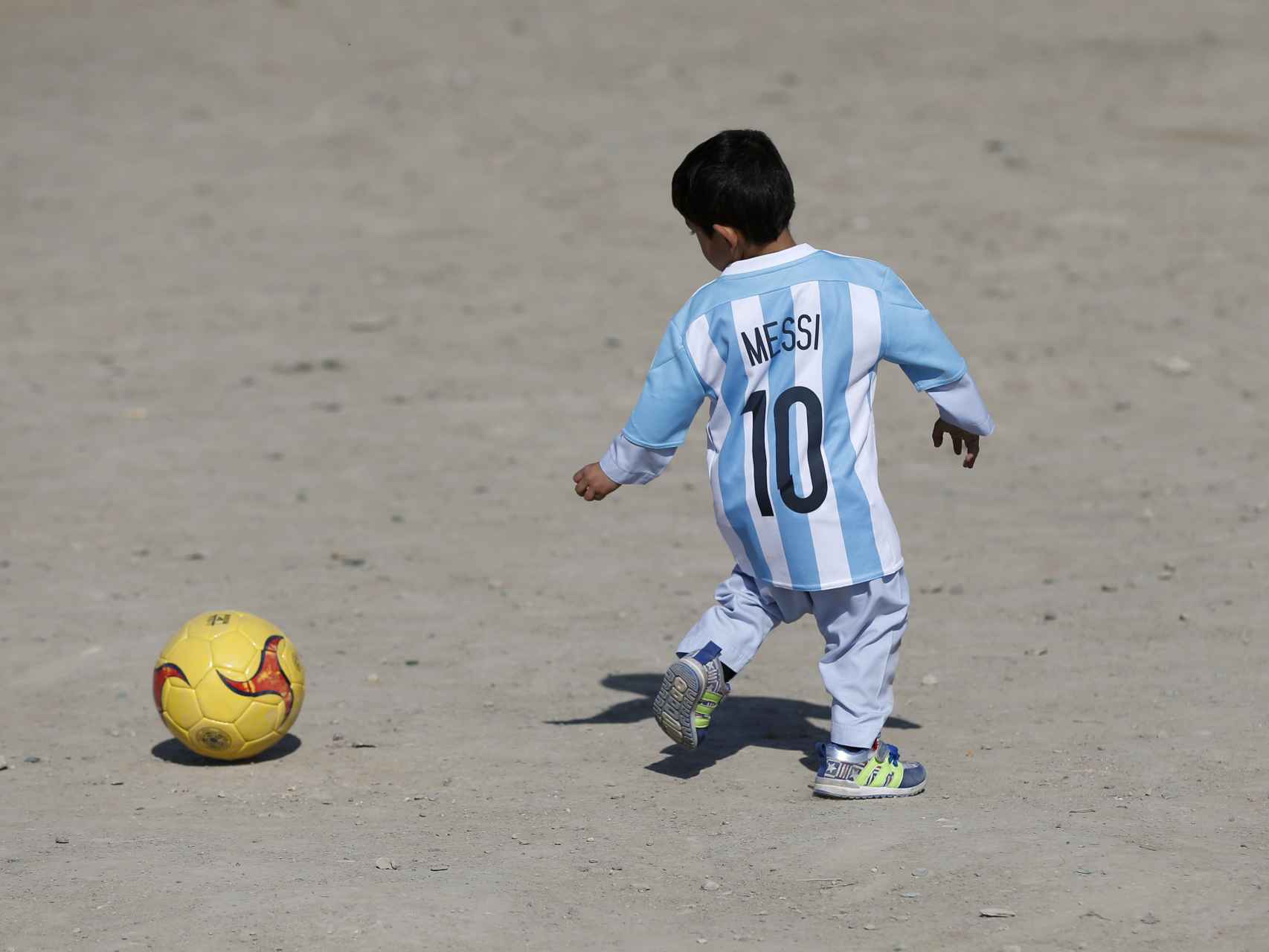 El pequeño Murtaza (el 'Messi afgano') ya juega con su camiseta.