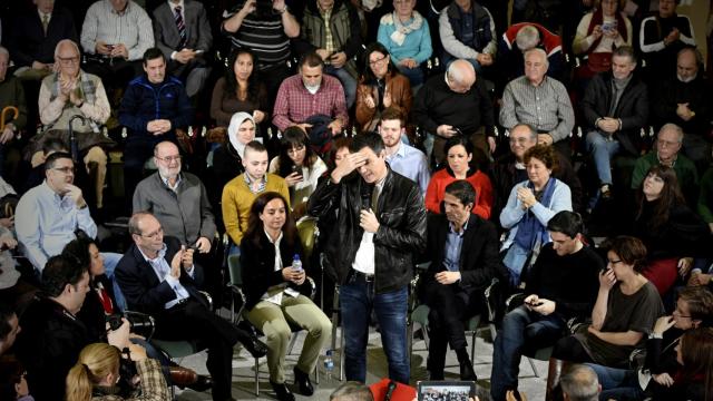 Pedro Sánchez, en una asamblea con militantes en Alcalá de Henares.